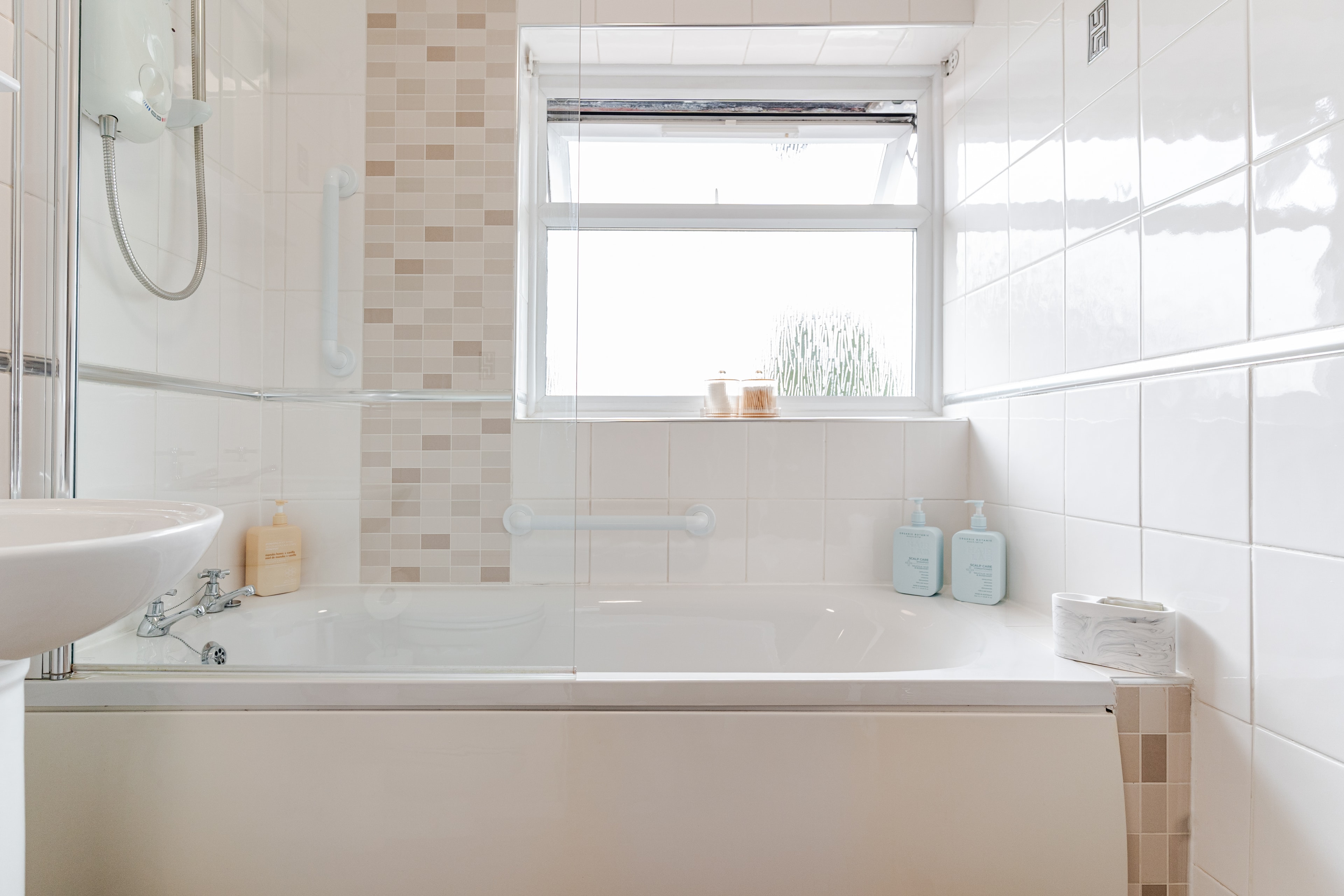 Full-size bathtub in the bathroom